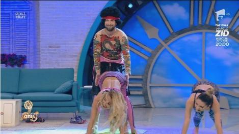 Cele mai sexy poziții de tantra yoga, cu antrenorul Dani! Fetele, încântate de poziția ”a da apă elefantului”