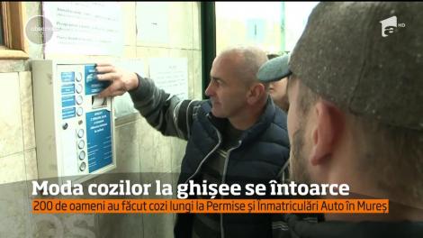 Aglomeraţie la ghişeele pentru înmatriculări auto şi permise din Mureş
