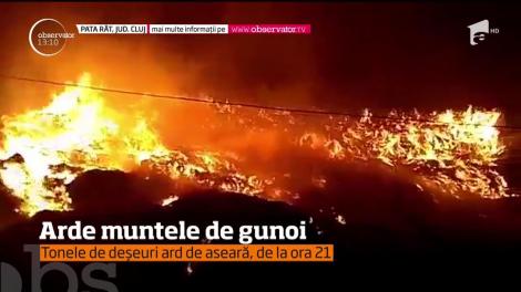 Incendiul de la groapa de gunoi de lângă Cluj-Napoca încă nu a fost stins, la 21 de ore de la primele flăcări