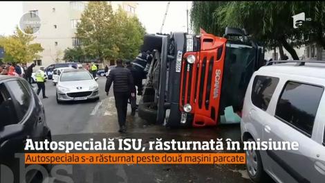 Autospecială ISU, răsturnată în misiune. Patru pompieri au fost răniţi