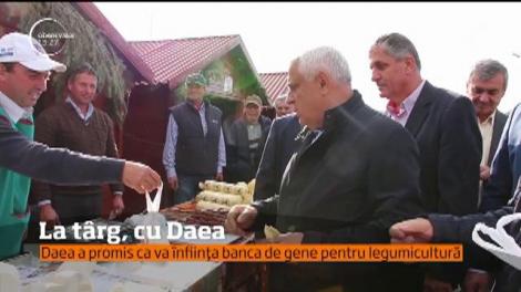 Ministrul Agriculturii, în vizită la standurile producătorilor din Buzău. Petre Daea a vizitat toate standurile, a gustat din mai toate produsele şi a plecat cu sacoşele pline