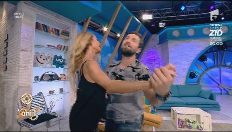 Zâmbete și priviri tandre! Dani și Flavia au învățat dansul mirilor