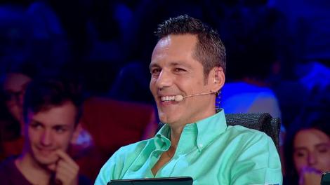 Moment genial! Carla's Dreams cântă, în premieră, şlagărul "Ce seară minunată". Aşa ceva nu ai voie să ratezi: " Te-ai dat cu parfumul lui Brenciu?"