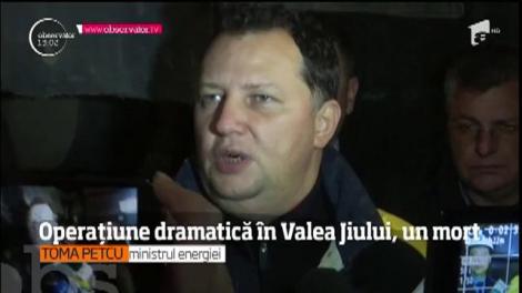 După 13 ore dureros de grele, cei trei mineri prinşi în subteranul minei Lupeni, au fost scoşi la suprafaţă de salvatori