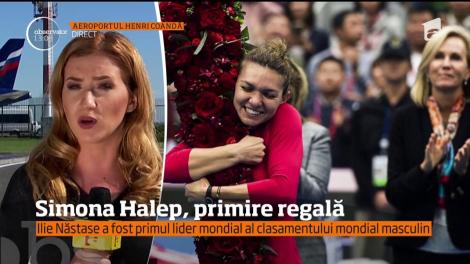 Românii şi-au primit idolul, cu flori şi aplauze. Simona Halep, cea mai bună jucătoare de tenis a lumii, s-a întors acasă