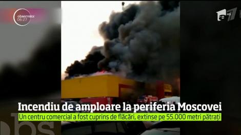 Un incendiu de amploare a distrus un centru comercial de la periferia Moscovei