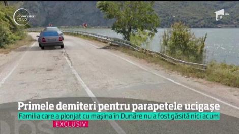 Primele demiteri pentru parapetele ucigașe. Ani la rând nu au făcut nimic, deşi ştiau că sunt rupte sau lipsesc