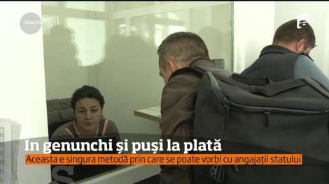 Cetăţeni din Capitală, puşi să stea în genunchi ca să-şi plătească taxele şi impozitele locale! Imaginile au devenit virale pe Facebook