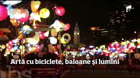 Artă cu biciclete, baloane și lumini