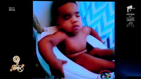Smiley News! După o noapte grea, un bebeluş a adormit pe toaletă