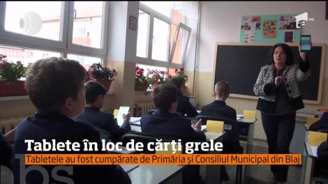 Tablete în loc de manuale pentru elevii din clasele a III-a până într-a VII-a din judeţul Alba