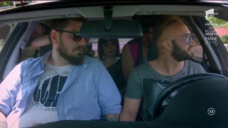 Cei șase prieteni ajung la casa părintească a lui Malone. Șocul abia acum urmează. Cum arată părinții și rudele „prăjitului”