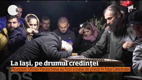 O nouă zi de rugăciune la Iaşi! Pelerini din toată țara s-au strâns la racla Sfintei Parascheva