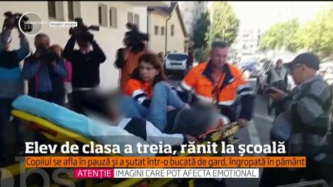 Un copil de 10 ani din judeţul Argeş a ajuns de urgenţă la spital după ce o bucată de beton i-a străpuns talpa piciorului, în curtea şcolii