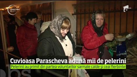 Frigul, oboseala şi orele de aşteptare par să nu conteze pentru pelerini
