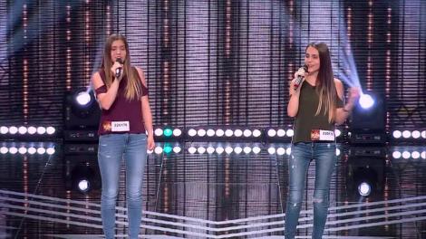 Unde-s două puterea crește... Frumoase, tinere, voluntare și... surori. Denisa și Rebeca, copilele care au grijă de copiii străzii au venit să cânte la X Factor