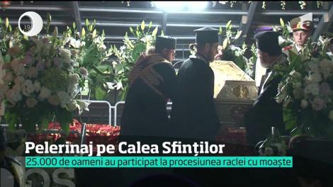 Pelerinaj la Calea Sfinţilor. 25.000 de oameni au participat la procesiunea raclei cu moaște
