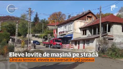 Imagini care vă pot afecta emoțional. Două eleve sunt lovite de o mașină pe stradă