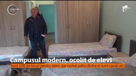 Campusul modern din Târgu Lăpuş, ocolit de elevi