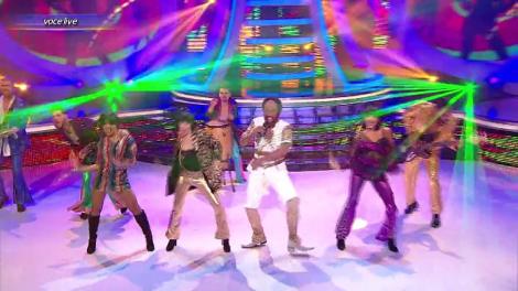 Ce ați făcut cu Cezar Ouatu?! Artistul e de nerecunoscut în rolul lui Maurice de la Earth, Wind & Fire! Și toți au ajuns să se distreze cu „Boogie Wonderland”! „Semeni cu Ioan Botezătorul”