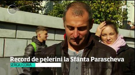 Sărbătoarea Sfintei Parascheva a adunat la Iaşi un număr record de credincioşi. 200 de mii de oameni s-au închinat la moaşte