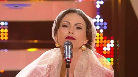 Ramona Bădescu se transformă în Maria Tănase - "Colo-n vale-n grădiniță"