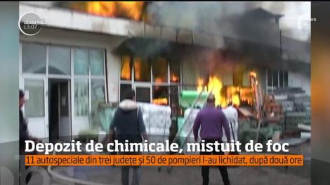 Depozit de chimicale aflat la marginea oraşului Vaslui, mistuit de foc