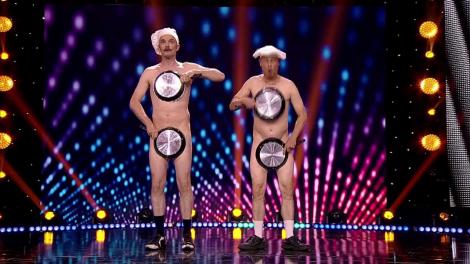 Jurații au rămas mască de îndată ce artiștii au urcat pe scenă. Bucătarii ”Naked Lunch” au dansat goi pușcă pe scena de la ”iUmor”!