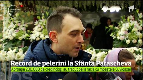Record de credincioşi la moaştele Sfintei Parascheva. 300 de oameni au avut nevoie de medici
