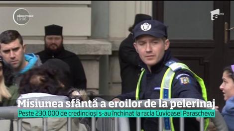 Peste două sute de mii de oameni au trecut pe la moaștele Sfintei Parascheva în ultimele zile! Unii au așteptat chiar și 16 ore! Mai bine de 500 de persoane au cedat de la oboseală!