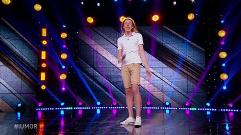 El este prezentatorul de știri perverse! Cosmin Tobă i-a speriat pe jurați, dar i-a făcut să și implore noi glume