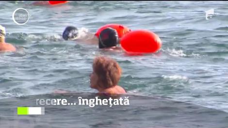 Petrecere în apa rece ca gheața a lacului Baikal