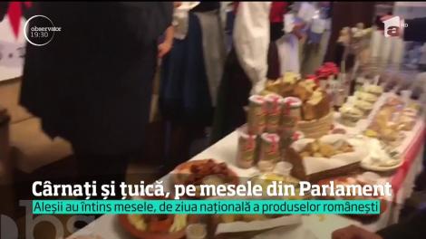 Aleşii din Parlament, masă bogată pe holurile Casei Poporului. Cârnaţii şi ţuica au fost favoritele tuturor
