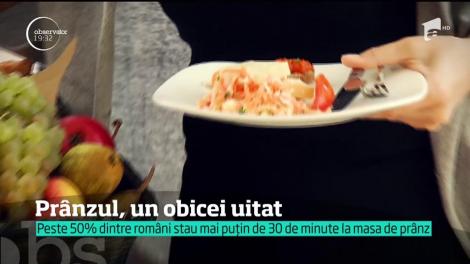 Prânzul s-a transformat pentru mulţi români într-o masă luată pe fugă, la birou, printre multe lucruri de făcut. Un obicei deloc sănătos