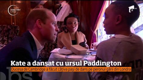 Ducesa de Cambridge nu a putut refuza o invitaţie la dans venită de la ursuleţul Paddington. Imaginile cu Kate însărcinată fac înconjurul lumii!