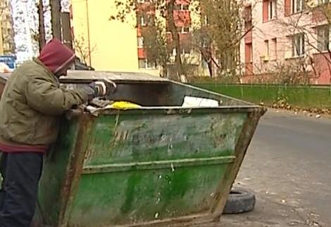 A crezut că i-a pus Dumnezeu mâna în cap, dar s-a ales cu un blestem după ce a găsit o haină la gunoi: În buzunar zăceau 9.000 de euro