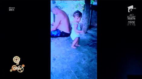 Smiley News.  Fetița care dansează pe muzică latino, o mini Flavia adorabilă. Vecina noastră s-a topit: "Vaaaaaai!!!"