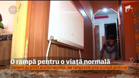Un băiat de 13 ani din Mioveni poate ieşi din casă numai dacă este purtat pe braţe de mamă sau de bunici