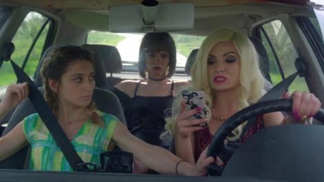 Fetele își ajută iubiții cu livrarea mașinilor și profită de plimbare. Mai puțin Ginuța! Renata: "Vedem şi noi locuri noi, o viaţă avem", Gina: "Eu am trei veţi la Candy Crush, sper să-mi ajungă"