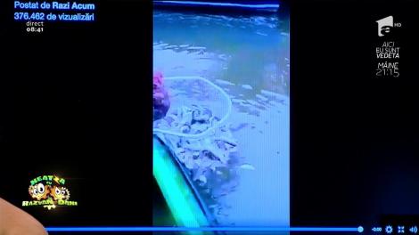 Smiley News. Dedicație pentru pescari. A scos un sac plin cu pește în mai puțin de zece secunde!