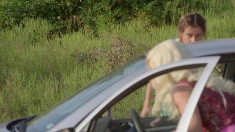 Gina, exces de inteligență, în fața maşinii abia scoasă din service. Nu-și mai găsește cuvintele: "Arată deplirili... deplorilili, deplo... arată catastrofal!