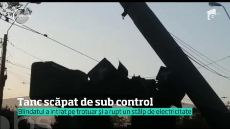 Accident grav! Un tanc a fost scăpat de sub control şi a intrat pe trotuar