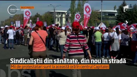 Mii de sindicalişti din sănătate, nemulţumiţi de legea salarizării, s-au strâns în centrul Capitalei