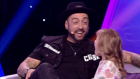 Cu ce se îmbracă cel mai des Nea Marin în casă? Ana şi Darius, nepoţii lui Nea Mărin: în chiloți