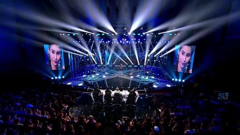 Costina Crăciun, prima concurentă de la X Factor care l-a făcut pe Carla's Dreams să meargă pe scenă și să se pozeze alături de ea. Horia Brenciu i-a cerut și un autograf: "Pentru mine va fi valoros, mai târziu”