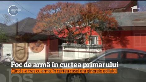 Clipe de teroare pentru familia unui primar din Roznov. Un foc de armă s-a auzit în curtea edilului