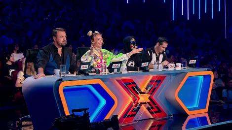Costina Crăciun, prima concurentă de la X Factor care l-a făcut pe Carla's Dreams să meargă pe scenă și să se pozeze alături de ea