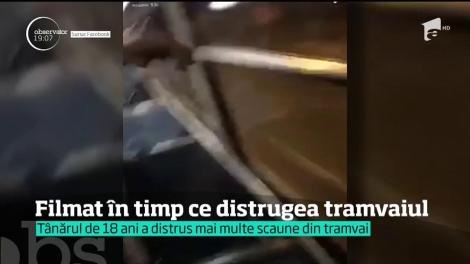 Scene revoltătoare! Un tânăr din Oradea, filmat de o prietenă, în timp ce vandaliza un tramvai