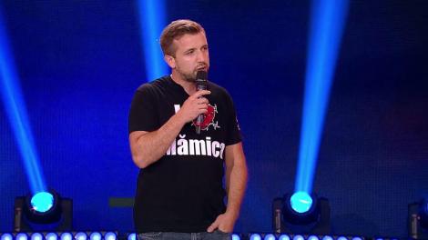 "Mi se mai spune Bobiță Pui de Zebră". Bobi Dumitraș de la ”Fără Zahăr”, pe scena iUmor. Primul număr de stand up, un chin pentru jurați. "Atunci, rămâi cu mă-ta"