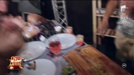 „It`s My Life”, cu salată de boeuf și pateu de porc! S-a făcut bairam în stilul anilor `80, chiar în culisele emisiunii „Chefi la cuțite”! Și a ieșit nebunie!